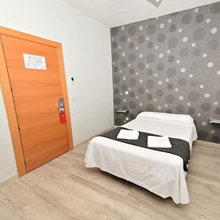 Hostal Falfes Madrid Exteriör bild